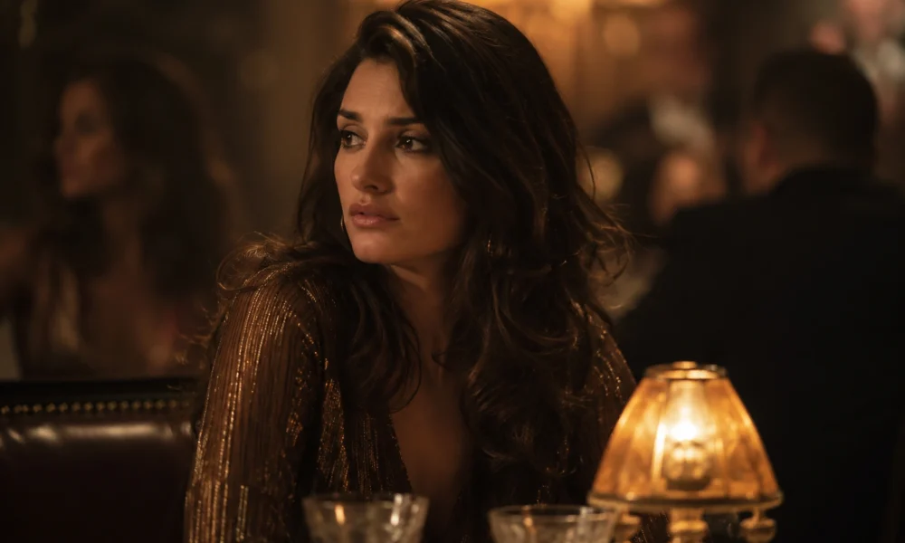 Actress portraying Mirtha Jung in a warm nightclub scene inspired by the movie Blow.