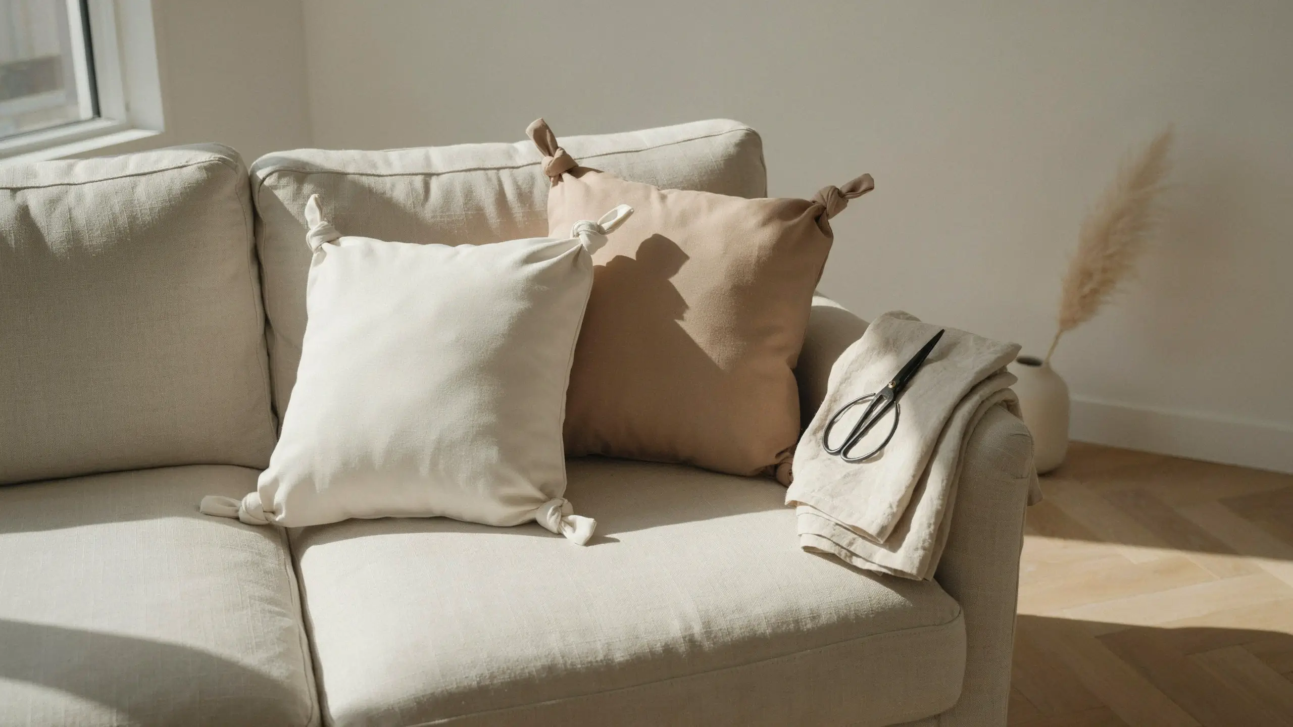 no-sew-knotted-throw-pillow-cover-diy.
